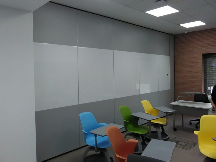 Rotulaci&oacute;n de vinilos pizarra vileda, en mamparas de la Universidad Pablo de Olavide en Sevilla.