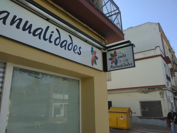 R&oacute;tulo Banderola doble cara tipo luminaria, rotulado con vinilos sobre placas de dib&oacute;n. La Tienda d elas Manualidades en Dos Hermanas Sevilla.
