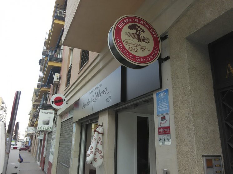 R&oacute;tulo banderola iluminado con led, para El Abuelo Galdamez en Sevilla