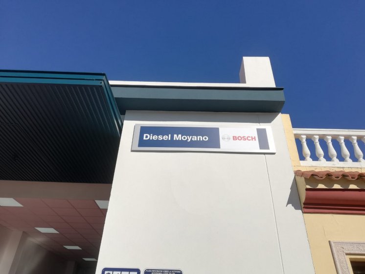 Rótulo cartel en bandeja plegada y rotulada con vinilo. Talleres Diesel Moyano Sevilla