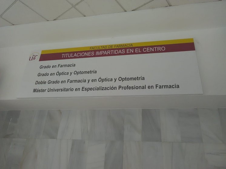 Rótulo Cartel bandeja de señalización en aluminio y rotulado con vinilos laminados para la facultad de Farmacia de la Universidad de Sevilla.