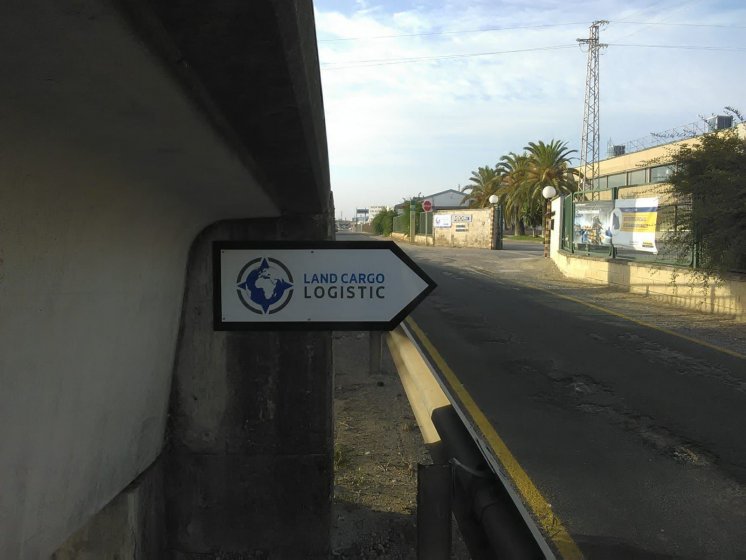 Rótulo Cartel flecha rotulado con vinilo, para Land Cargo en Sevilla.