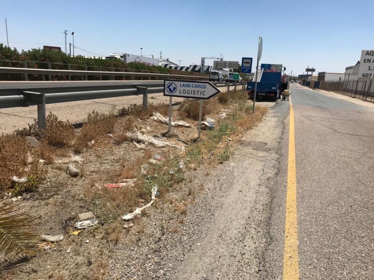 R&oacute;tulo Cartel flecha rotulado con vinilo, para Land Cargo en Sevilla.