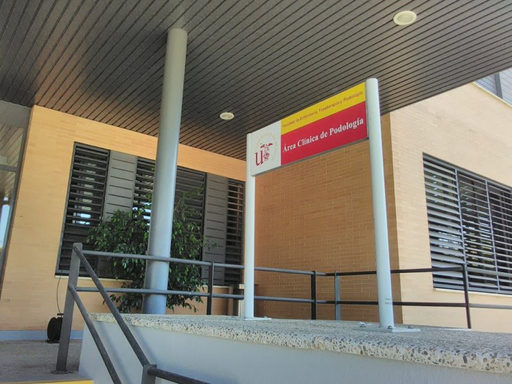 R&oacute;tulo cartel Homologado en colores corporativos para la Facultad de Podolog&iacute;a de la Universidad de Sevilla.