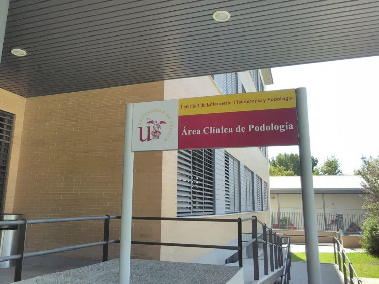 R&oacute;tulo cartel Homologado en colores corporativos para la Facultad de Podolog&iacute;a de la Universidad de Sevilla.