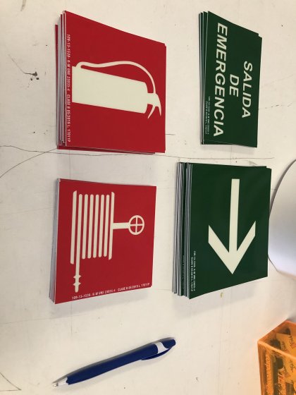 Rótulo Cartel homologado con tintas fotoluminiscentes Sevilla.