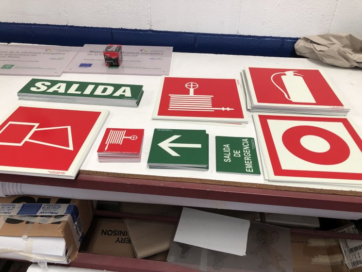 Rótulo Cartel homologado con tintas fotoluminiscentes Sevilla.