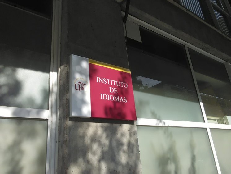 R&oacute;tulo Cartel rotulado con vinilo. Facultad de Idiomas de la Universidad de Sevilla.