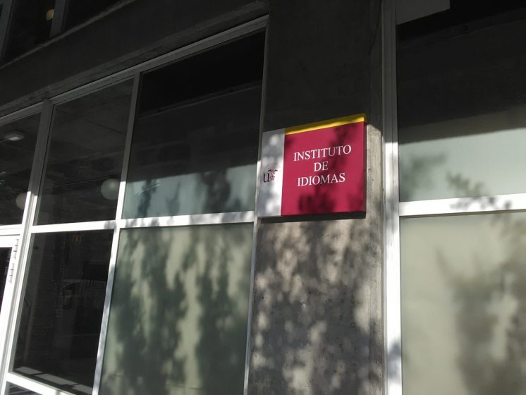 R&oacute;tulo Cartel rotulado con vinilo. Facultad de Idiomas de la Universidad de Sevilla.