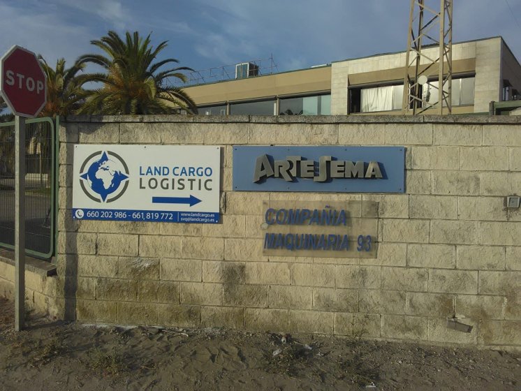 Rótulo Cartel rotulado con vinilo, para Land Cargo en Sevilla.