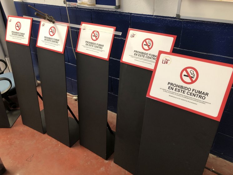 Rótulo Cartel de señalización en acero plegado. Rectorado de la Universidad de Sevilla.