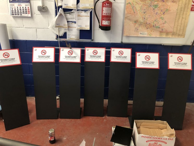 R&oacute;tulo Cartel de se&ntilde;alizaci&oacute;n en acero plegado. Rectorado de la Universidad de Sevilla.