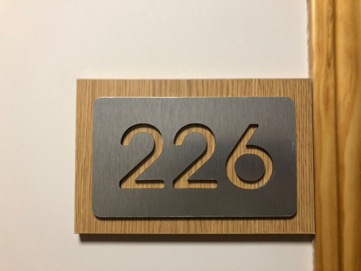 R&oacute;tulo Cartel de se&ntilde;alizaci&oacute;n en aluminio dib&oacute;n fresado o cortado a l&aacute;ser. Sevilla.