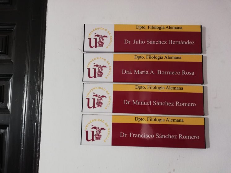 R&oacute;tulo Cartel de se&ntilde;alizaci&oacute;n en aluminio y rotulado con vinilos laminados para la facultad de Filolog&iacute;a Francesa, Alemana e Inglesa de la Universidad de Sevilla.