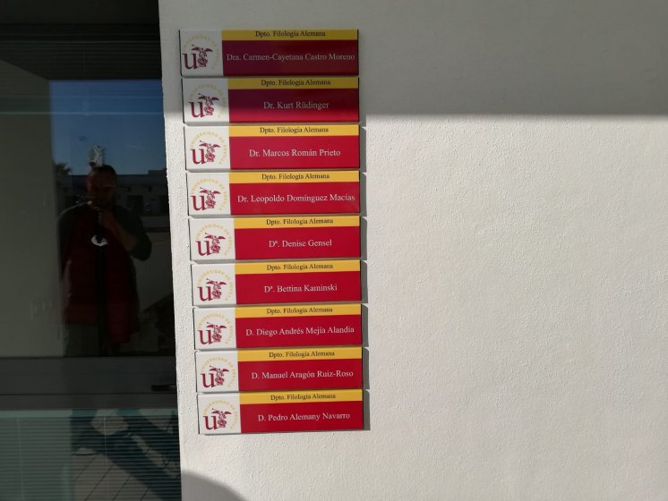 R&oacute;tulo Cartel de se&ntilde;alizaci&oacute;n en aluminio y rotulado con vinilos laminados para la facultad de Filolog&iacute;a Francesa, Alemana e Inglesa de la Universidad de Sevilla.