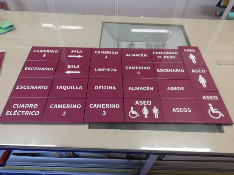 R&oacute;tulo Cartel de se&ntilde;alizaci&oacute;n en aluminio y rotulado con vinilos laminados para el Teatro Municipal de Las Cabezas de san Juan en Sevilla.