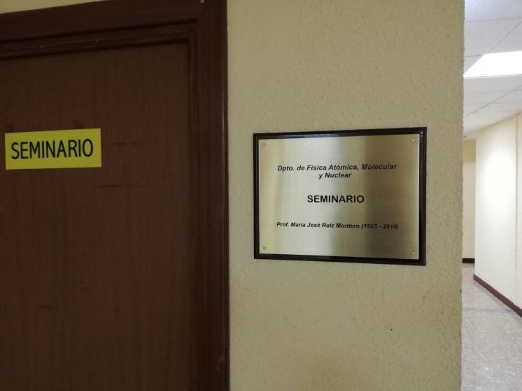 R&oacute;tulo Cartel de se&ntilde;alizaci&oacute;n en base de madera con placa de lat&oacute;n grabado en bajo relieve y tinta especial. Facultad de F&iacute;sica de la Universidad de Sevilla.