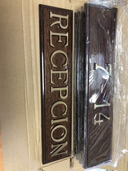 R&oacute;tulo Cartel de se&ntilde;alizaci&oacute;n base de madera y letras fundidas de lat&oacute;n. Hotel Puerta Triana Sevilla.