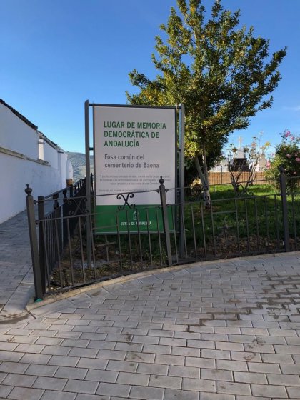 R&oacute;tulo cartel se&ntilde;alizador rotulado con vinilo sobre soporte homologado por Junta de Andaluc&iacute;a. Memoria Hist&oacute;rica de Baena en Ja&eacute;n.