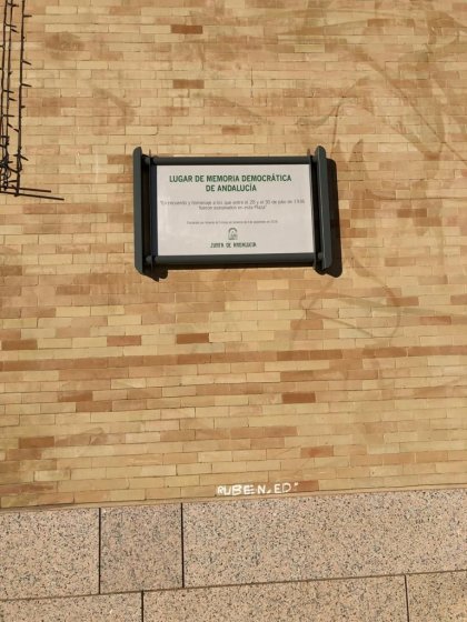 R&oacute;tulo cartel se&ntilde;alizador rotulado con vinilo sobre soporte homologado por Junta de Andaluc&iacute;a. Memoria Hist&oacute;rica de Baena en Ja&eacute;n.