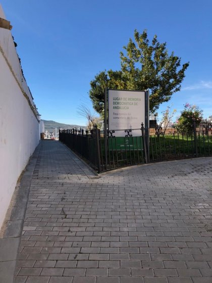 R&oacute;tulo cartel se&ntilde;alizador rotulado con vinilo sobre soporte homologado por Junta de Andaluc&iacute;a. Memoria Hist&oacute;rica de Baena en Ja&eacute;n.