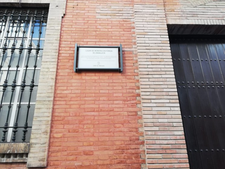 R&oacute;tulo cartel se&ntilde;alizador rotulado con vinilo sobre soporte homologado por Junta de Andaluc&iacute;a. Memoria Hist&oacute;rica de Sevilla.