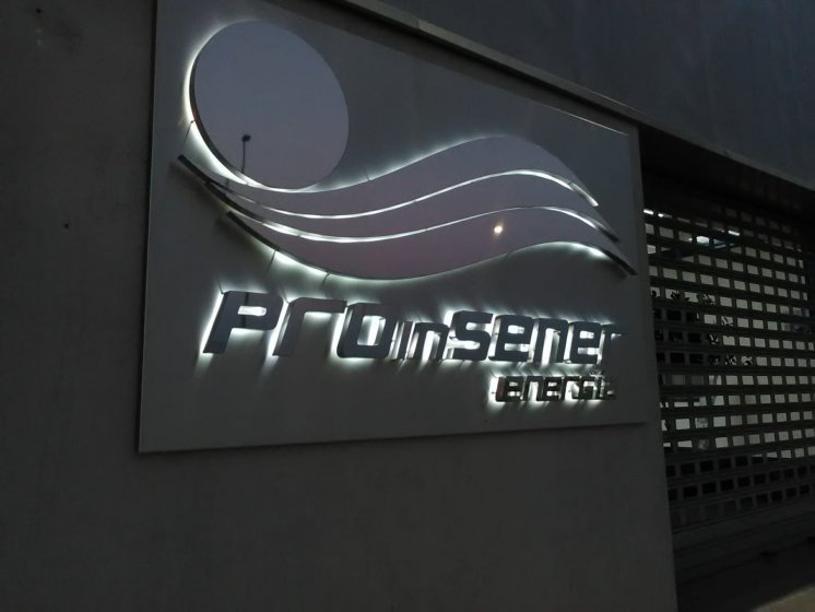 Rótulo con bandeja y letras y logo corpóreo en acero inoxidable e iluminado con led. Proinsener en Aznalcollar Sevilla.