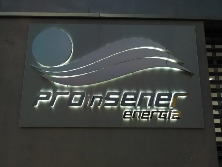 Rótulo con bandeja y letras y logo corpóreo en acero inoxidable e iluminado con led. Proinsener en Aznalcollar Sevilla.