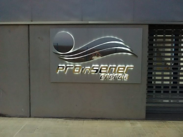 Rótulo con bandeja y letras y logo corpóreo en acero inoxidable e iluminado con led. Proinsener en Aznalcollar Sevilla.