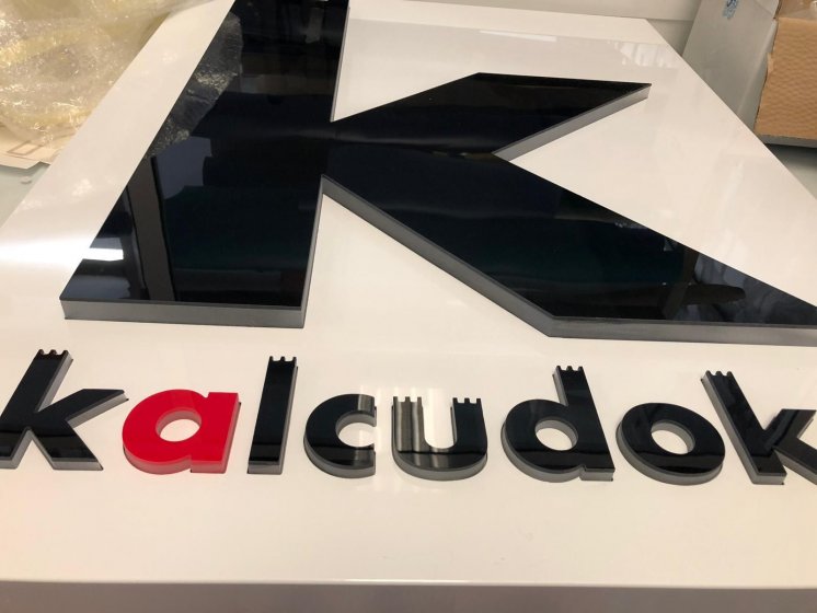 Rótulo corpóreo en caja con frente fresado , letra de metacrilato de 20 mm y frente en metacrilato color e iluminados con led en Sevilla.
