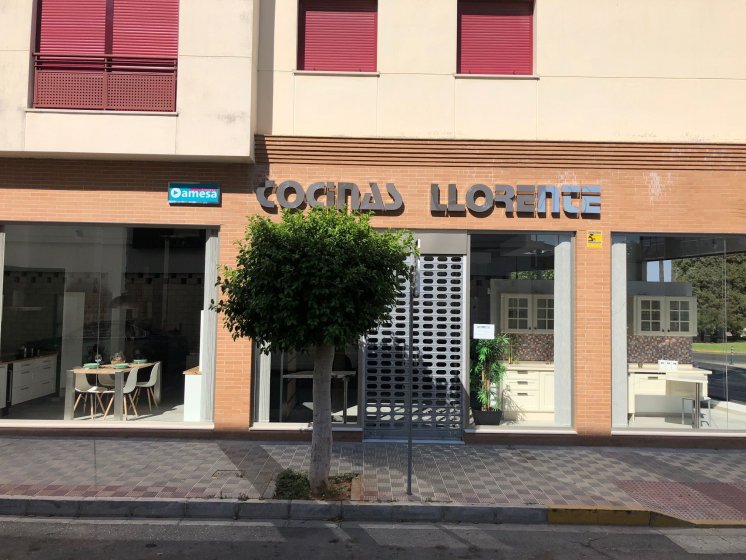 Rótulo en letras corpóreas cajeadas en acero inoxidable e iluminadas con led. Cocinas Llorente en Dos Hermanas Sevilla.