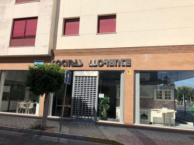 Rótulo en letras corpóreas cajeadas en acero inoxidable e iluminadas con led. Cocinas Llorente en Dos Hermanas Sevilla.