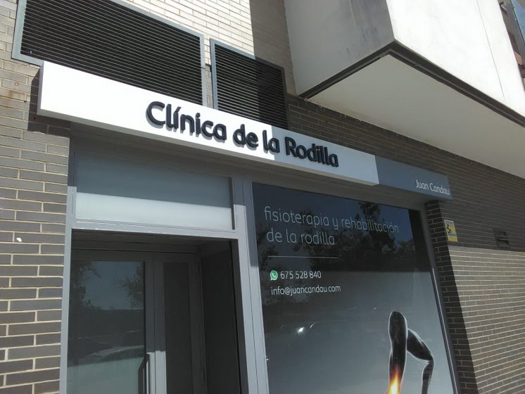Rótulo en Letras corpóreas sobre bandeja de dibón. La clínica de la Rodilla en Sevilla.