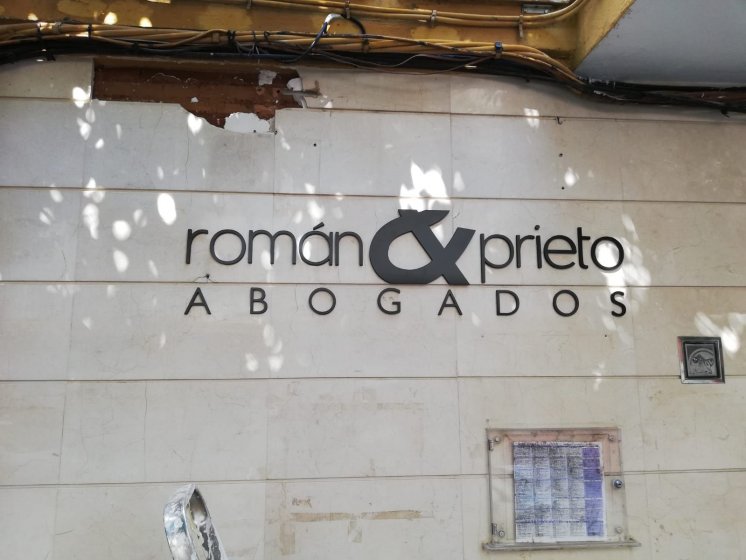 Rótulo en letras recortadas en PVC y lacadas. Román & Prieto en Sevilla.