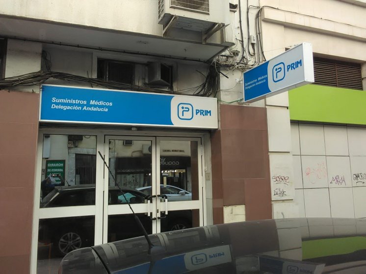 R&oacute;tulo luminoso en Banderola con frentes de metacrilato y rotulado en vinilo. Prim Sevilla.