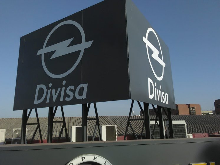 R&oacute;tulo Tot&eacute;m en colores corporativos para Opel Divisa Sevilla.