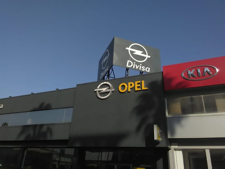 R&oacute;tulo Tot&eacute;m en colores corporativos para Opel Divisa Sevilla.