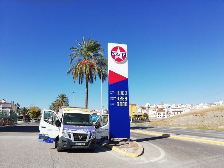 R&oacute;tulo Tot&eacute;m con marcadores digitales para gasolinera en Monte Mayor en C&oacute;rdoba.
