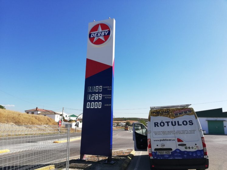 R&oacute;tulo Tot&eacute;m con marcadores digitales para gasolinera en Monte Mayor en C&oacute;rdoba.