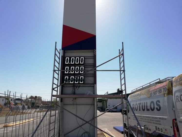 R&oacute;tulo Tot&eacute;m con marcadores digitales para gasolinera en Monte Mayor en C&oacute;rdoba.