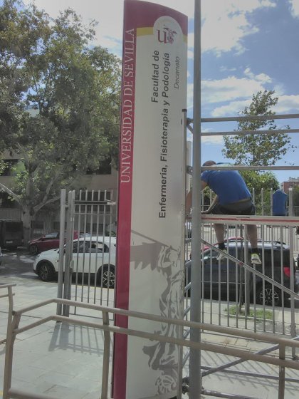 R&oacute;tulo Tot&eacute;m Homologado en colores corporativos para la Facultad de Enfermer&iacute;a, Fisioterapia y Podolog&iacute;a de la Universidad de Sevilla.