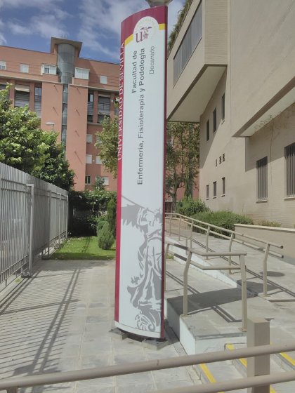 R&oacute;tulo Tot&eacute;m Homologado en colores corporativos para la Facultad de Enfermer&iacute;a, Fisioterapia y Podolog&iacute;a de la Universidad de Sevilla.