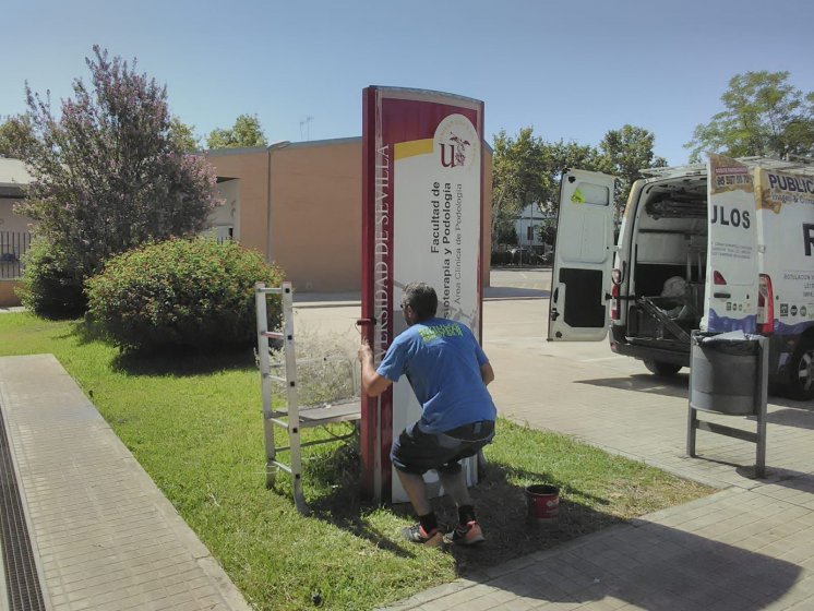 R&oacute;tulo Tot&eacute;m Homologado en colores corporativos para la Facultad de Podolog&iacute;a de la Universidad de Sevilla.