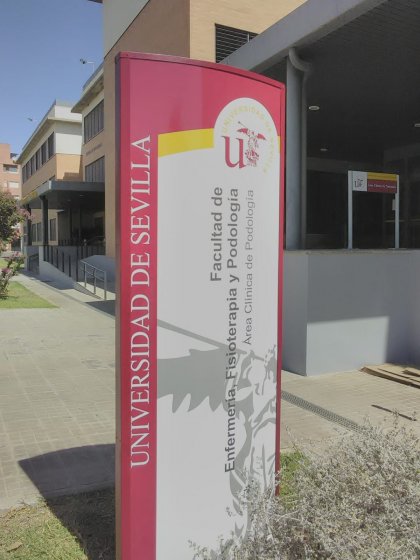 R&oacute;tulo Tot&eacute;m Homologado en colores corporativos para la Facultad de Podolog&iacute;a de la Universidad de Sevilla.