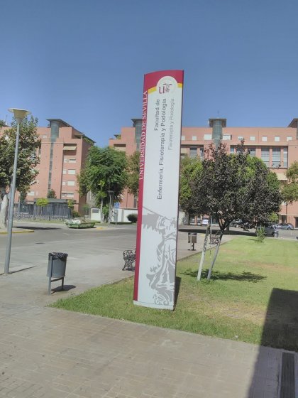 R&oacute;tulo Tot&eacute;m Homologado en colores corporativos para la Facultad de Podolog&iacute;a de la Universidad de Sevilla.