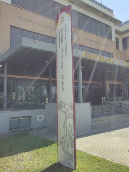 R&oacute;tulo Tot&eacute;m Homologado en colores corporativos para la Facultad de Podolog&iacute;a de la Universidad de Sevilla.