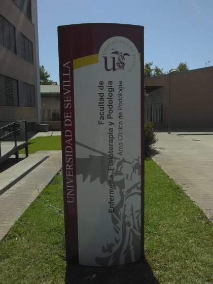  R&oacute;tulo Tot&eacute;m Homologado en colores corporativos para la Facultad de Podolog&iacute;a de la Universidad de Sevilla.