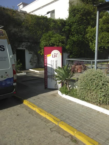 R&oacute;tulo Tot&eacute;m Homologado en colores corporativos para la Universidad de Sevilla. Facultad de Medicina.