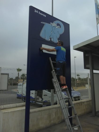 R&oacute;tulo T&oacute;tem en lavado de coches el Elefante Azul en Dos Hermanas Sevilla.