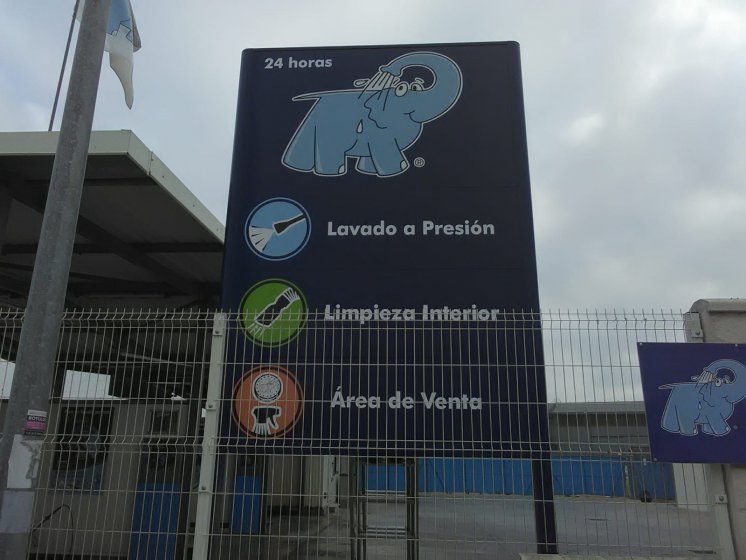 R&oacute;tulo T&oacute;tem en lavado de coches el Elefante Azul en Dos Hermanas Sevilla.